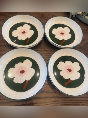 Marimekko Oiva Unikko Deep Plates in the iconic poppy motif in a green/white
